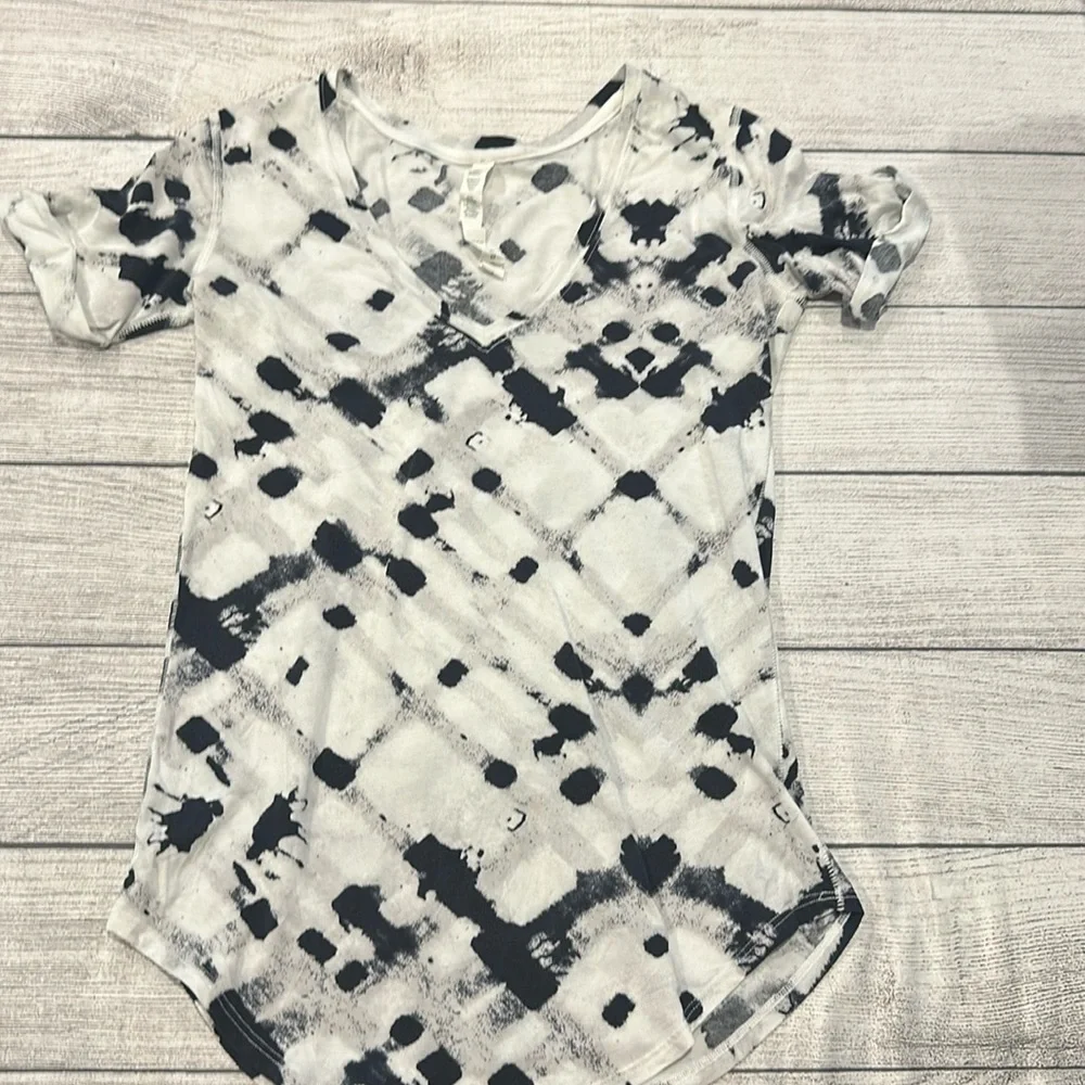 🍋Women’s Lululemon Love Tee II size 2🍋 - Picture 2 of 10